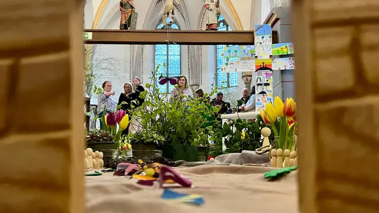 Die Fotos zeigen Ausschnitte des Osterfamiliengottesdienstes in der Barbarakirche.