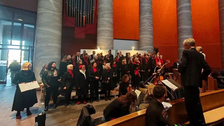 25.12.2025, Weihnachten 2025 in der Kuppelkirche St. Ludwig Die Bessunger Kantorei und der Kirchenchor St. Ludwig bereiten sich auf die Aufführung der Missa brevis C-Dur, KV 248 von W.A.Mozart in der Heiligen Messe vor.