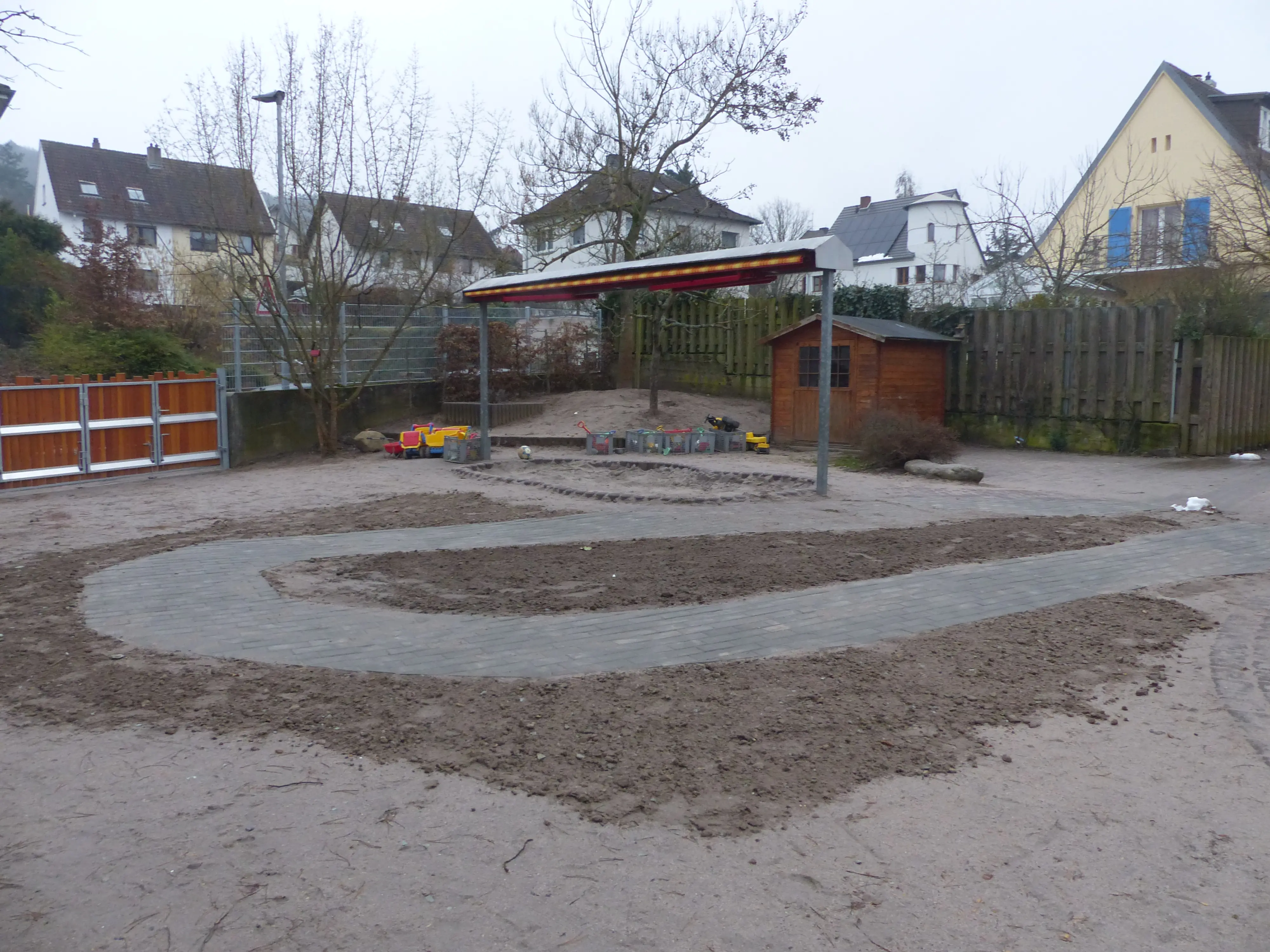 Spielplatz Sandkasten und neue Fahrzeugstrecke