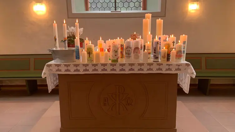 Tauferinnerung, viele Kerzen auf einem Board