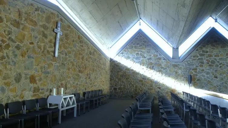 Die Empore mit Kreuz und Seitenaltar