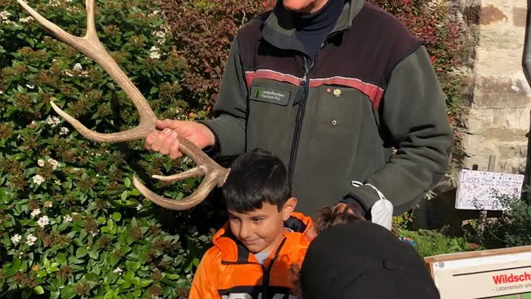 Förster Willi zeigt den KiTa-Kindern ein Geweih!