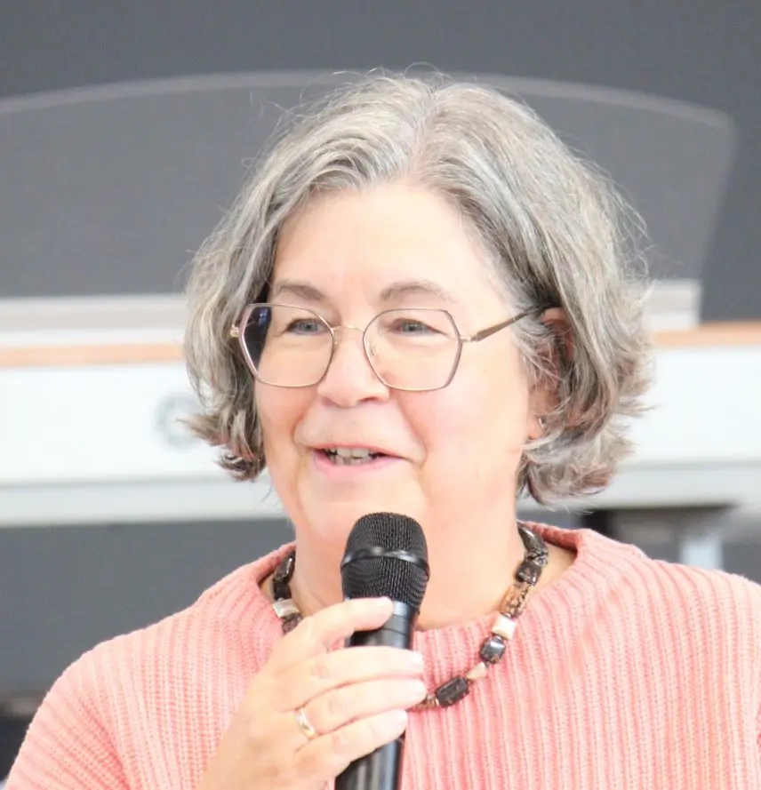 Susanne Koch Frau mit Brille und Mikrofon