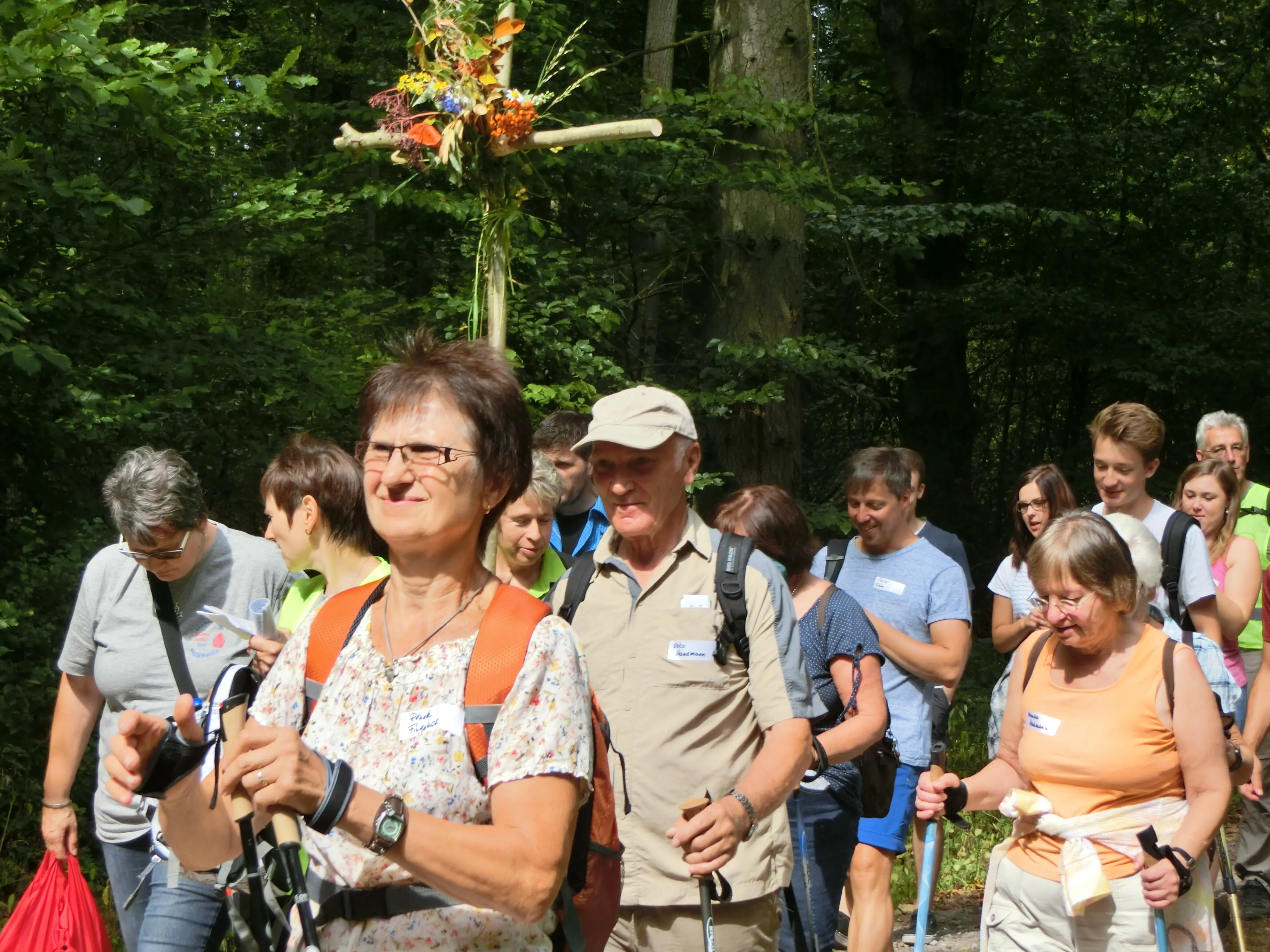 Eine Gruppe von Menschen mit Pilgerkreuz
