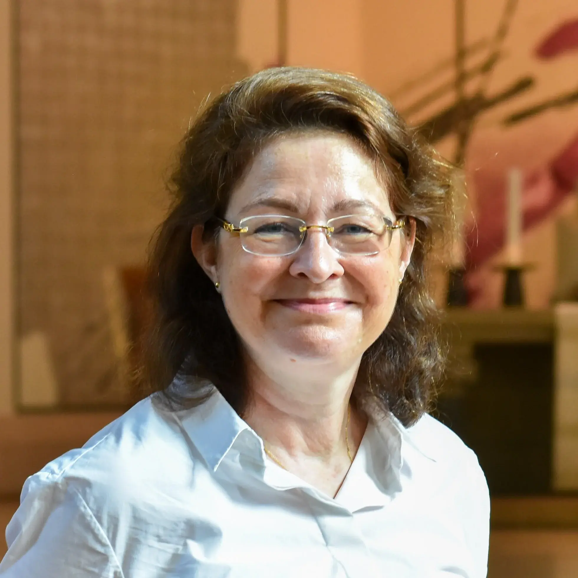 Inge Cahn von Seelen Porträt der Pfarrerin Inge Cahn von Seelen, im Hintergrund der Altarraum mit Kreuz der Dankeskirche Bad Nauheim.