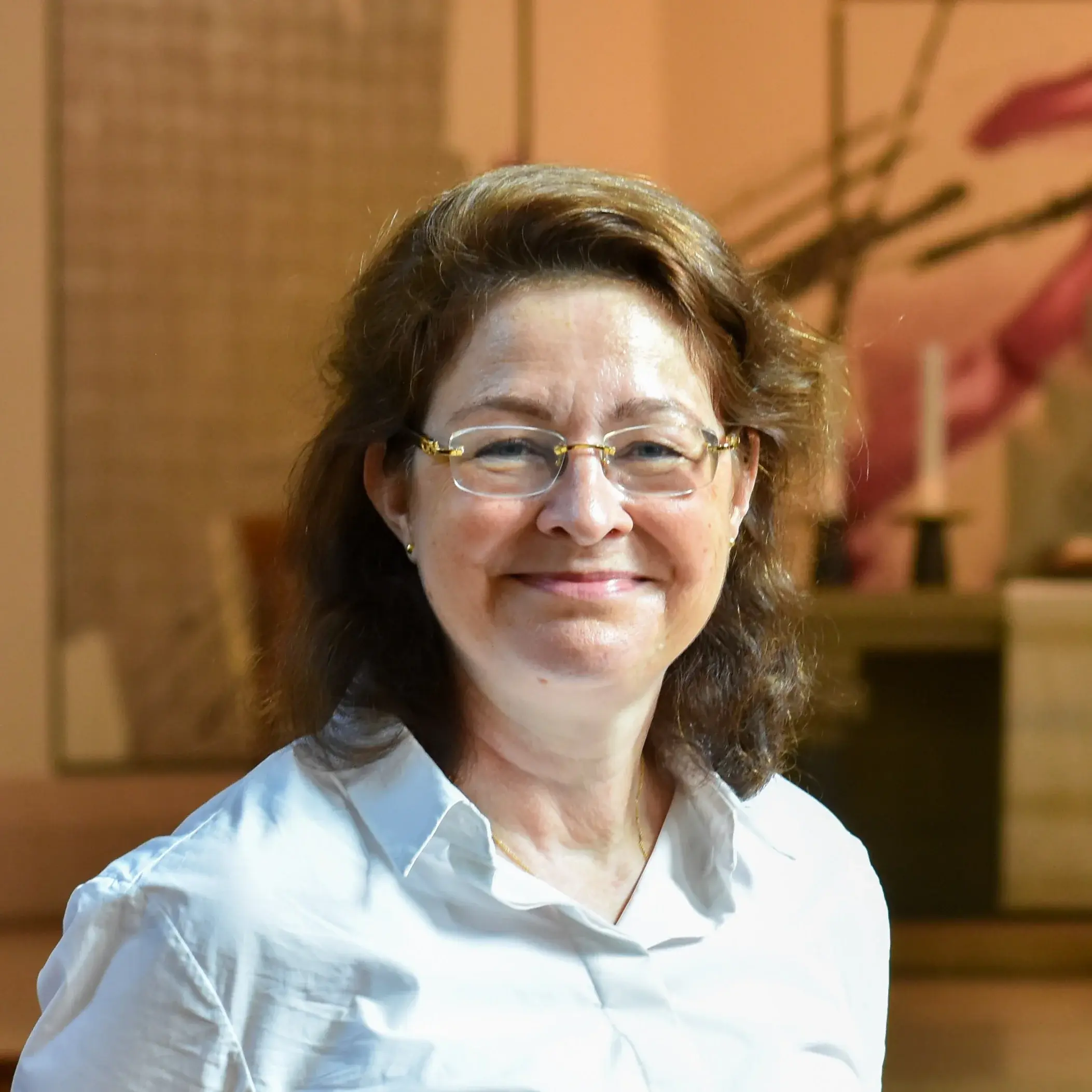 Inge Cahn von Seelen Porträt der Pfarrerin Inge Cahn von Seelen, im Hintergrund der Altarraum mit Kreuz der Dankeskirche Bad Nauheim.