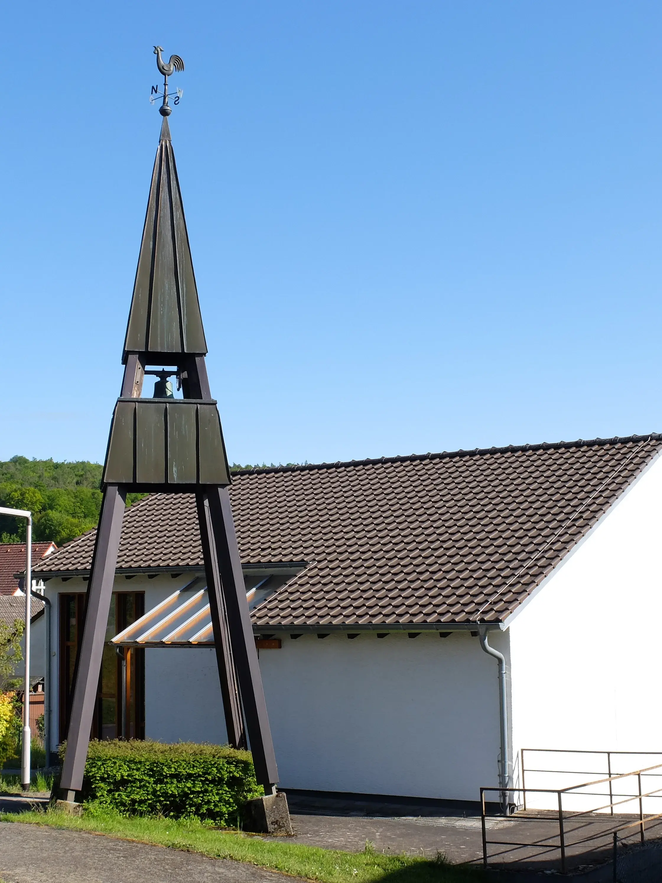 Evangelische Kirche Fürstengrund Evangelische Kirche im Bad Königer Stadtteil Fürstengrund. Ein moderner Kirchenbau mit freistehendem Glockenturm.