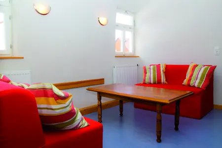 Zwei rote Sofas mit Tisch