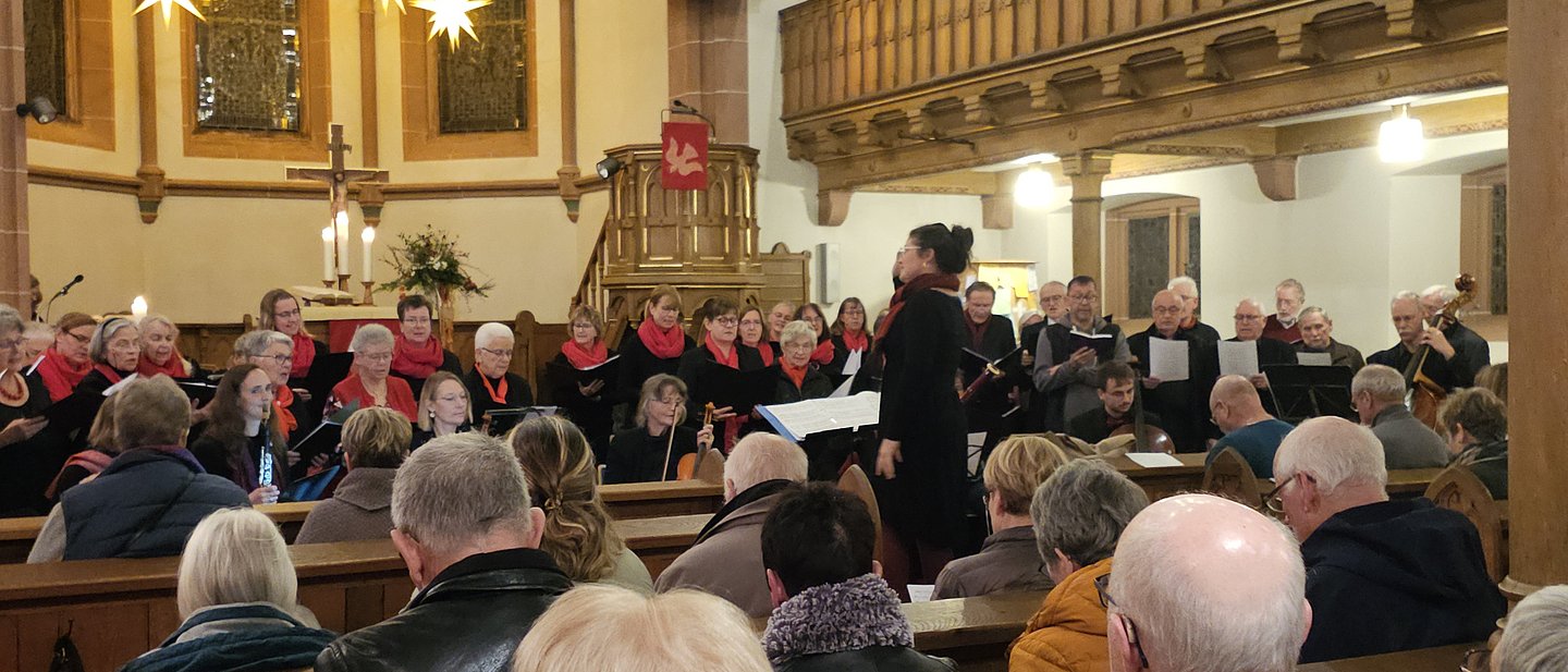 Köpfe von hinten, Chor im Altarraum einer Kirche