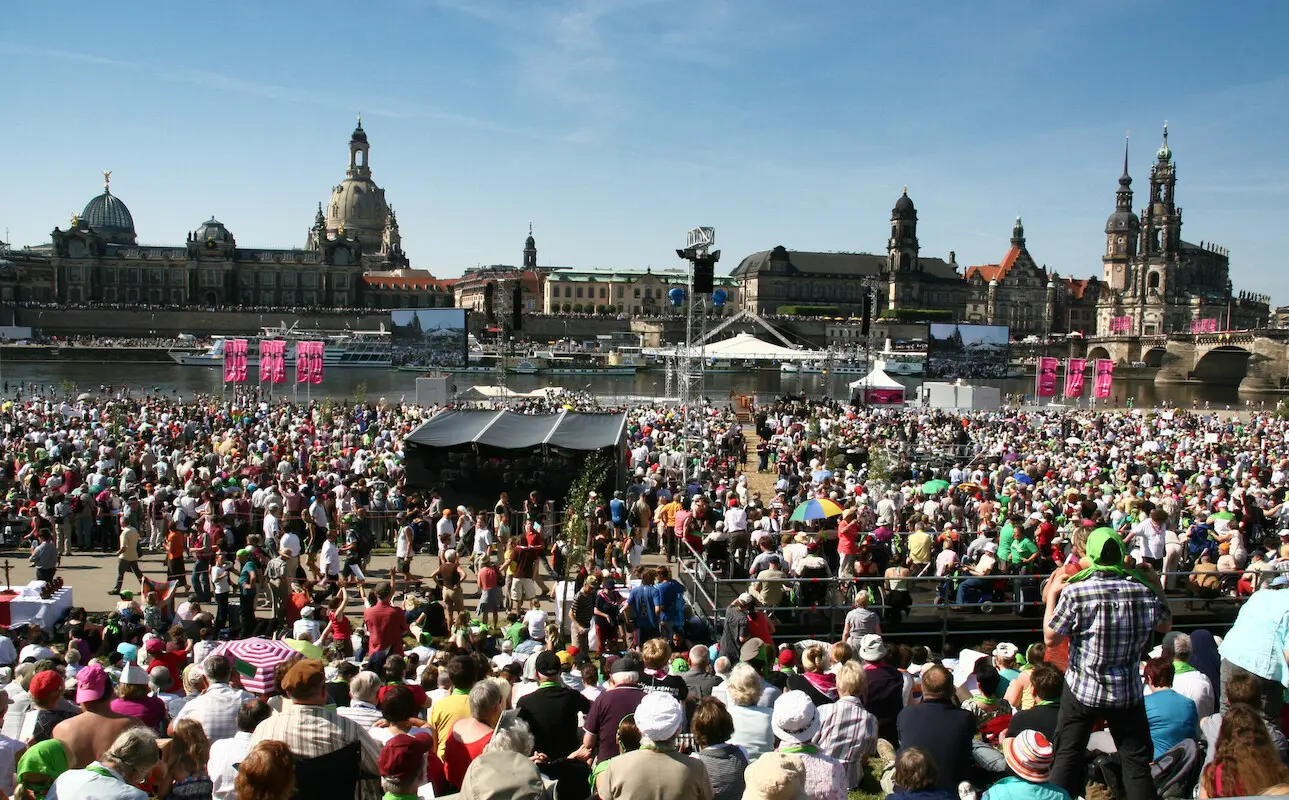 Tausende von Gläubigen haben sich am Flussufer in Dresden zum Kirchentag 2011 versammelt.