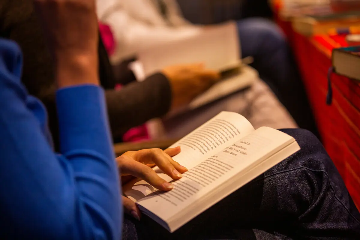 Bad Vilbel: Hauskreis, eine Gruppe evangelischer Christen trifft sich regelmäßig in einer Privatwohnung oder Wohnhaus von einem Mitglied des Kreises um gemeinsam über private Dinge und Glaubensfragen zu sprechen und gemeinsam zu beten. Hier bei Familie Mühlhans in der Feststraße 21.