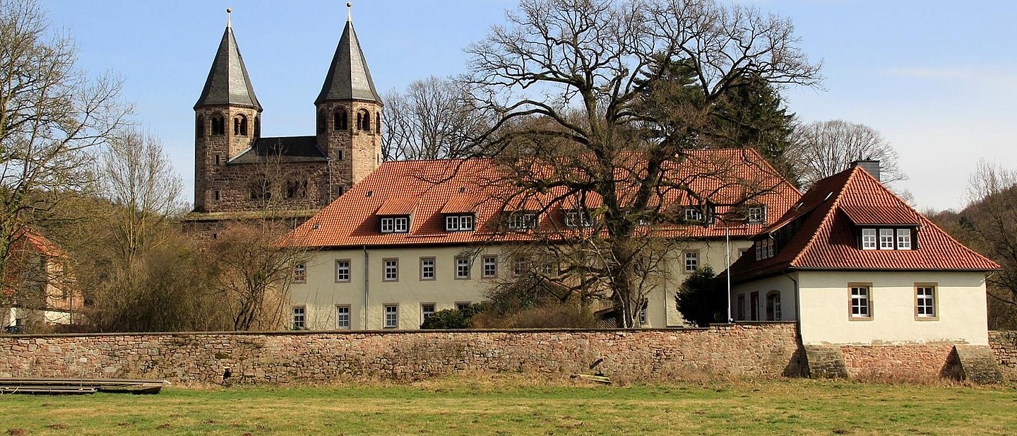 Die Klosterkirche liegt links, etwas hinter dem Tagungsgebäude. Ein alte Mauer umschließt alles.