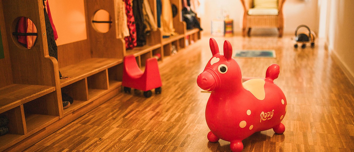 Eine fröhliche Kita-Raum mit geeigneten Materialien