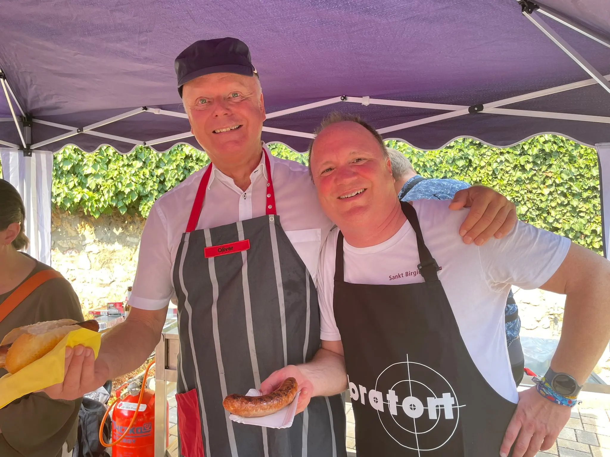 Der katholische Pfarrer Frank Schindling und der evangelische Pfarrer Olivert Albrecht zusammen am Grill