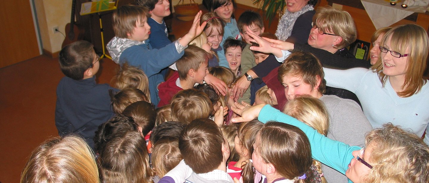 Kinder beim Kindergottesdienst