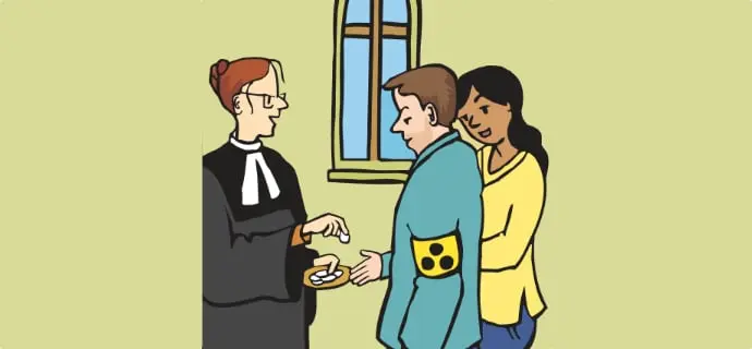 Eine Pastorin reicht in einer Kirche einem Mann eine Oblate. Neben dem Mann steht eine Frau, die ihm unterstützend die Hand auf die Schulter legt.