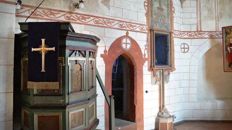 Kanzel, Sakristei und Sakramentsnische im Chorraum