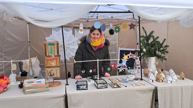 Das Foto zeigt Impressionen des Adventsmarktes rund um die Markuskirche am 1. Advent 2024 und die anschließende Lichterandacht.