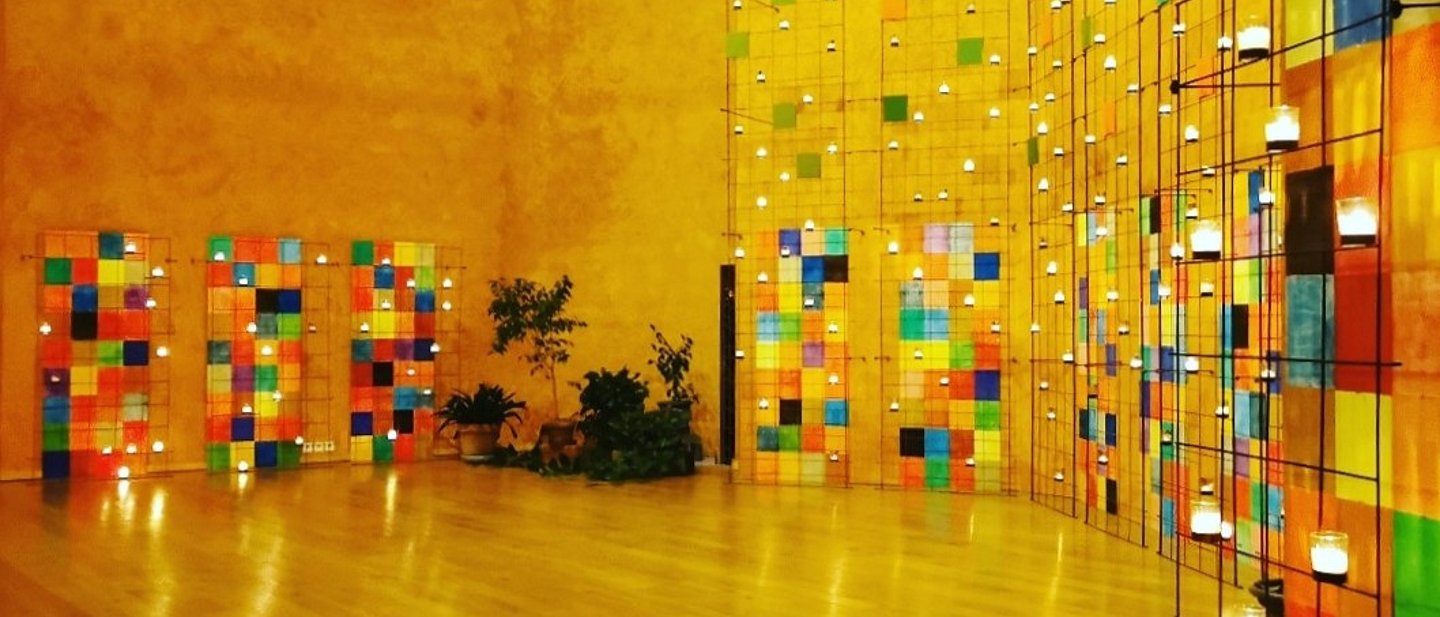 Das Foto zeigt den mit goldener Farbe gestalteten Gebetsraum der ökumenische Kommunität Taizé in Frankreich.