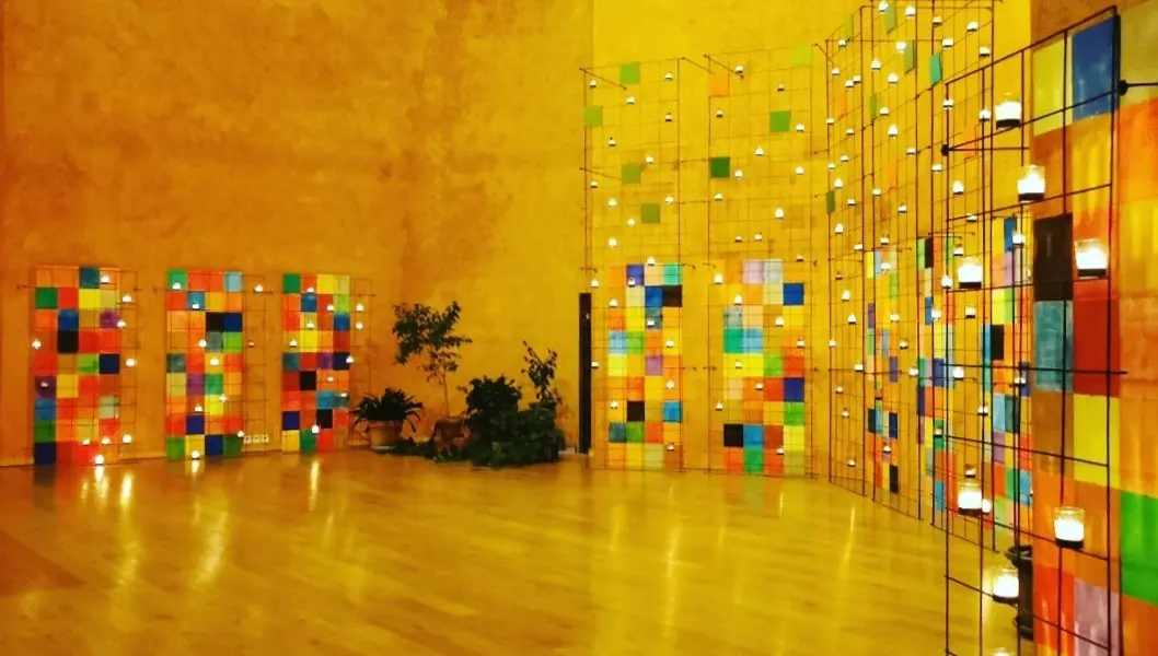 Das Foto zeigt den mit goldener Farbe gestalteten Gebetsraum der ökumenische Kommunität Taizé in Frankreich.