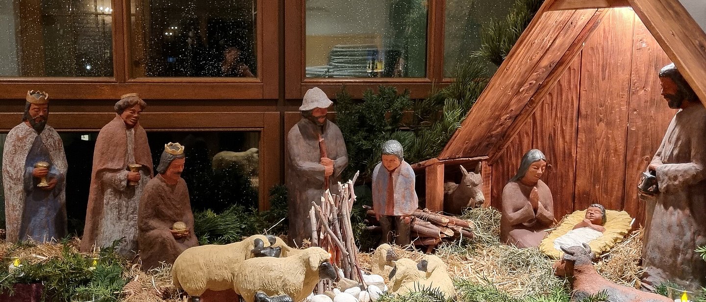 Darstellung der Geburtsszene mit Holzfiguren: Die heilige Familie in der Krippe