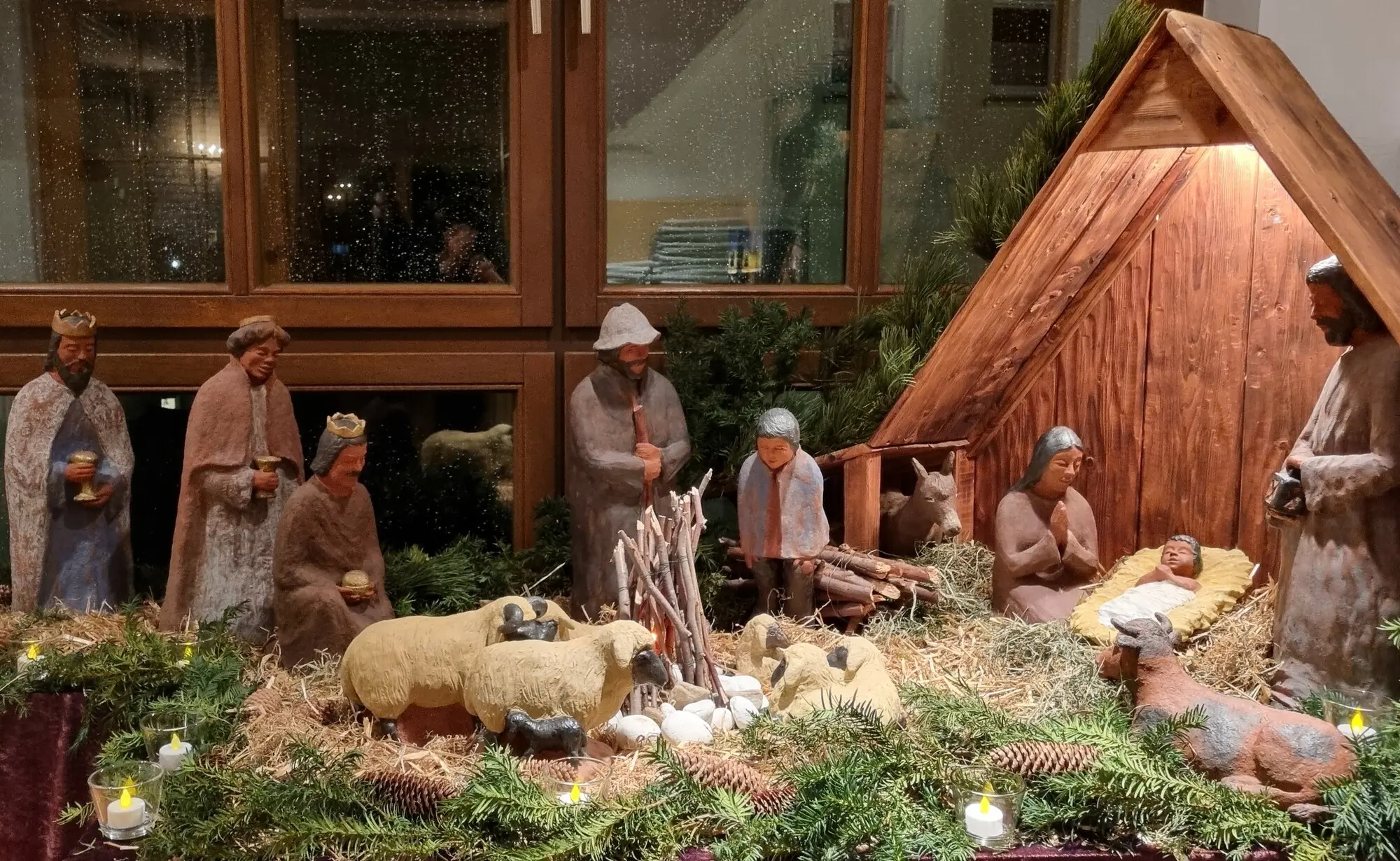 Darstellung der Geburtsszene mit Holzfiguren: Die heilige Familie in der Krippe