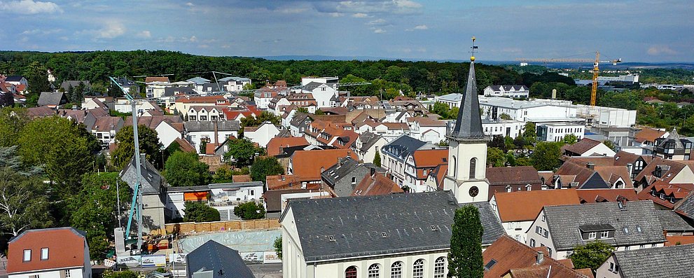 Blick auf Friedrichsdorf und die Hugenottenkirche vom Dach eines Hochhauses aus.