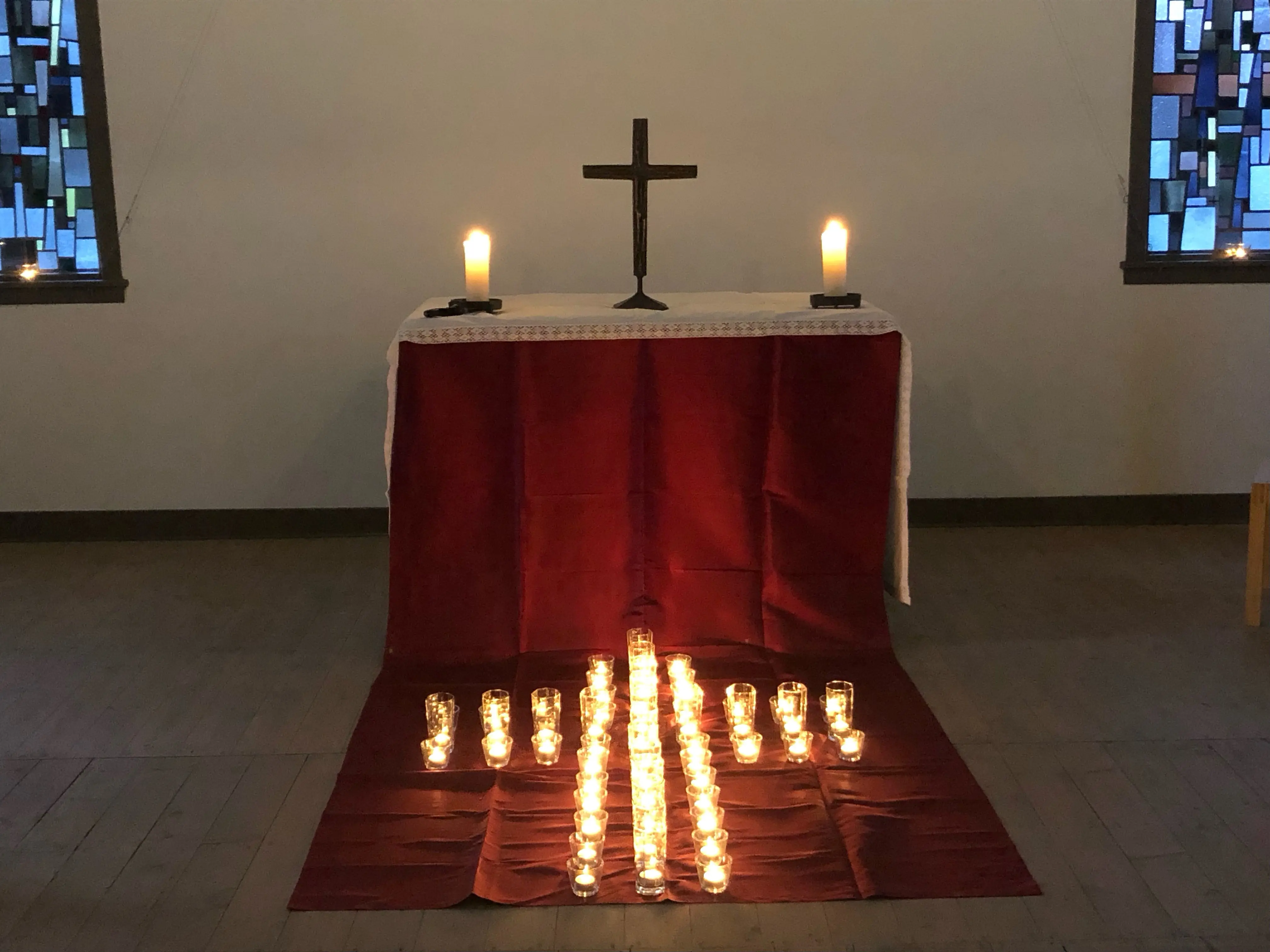 Altar mit Lichterkreuz