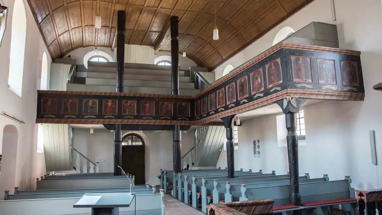 Blick in den Innenraum der evangelischen Kirche Burgholzhausen vom Altarraum aus.