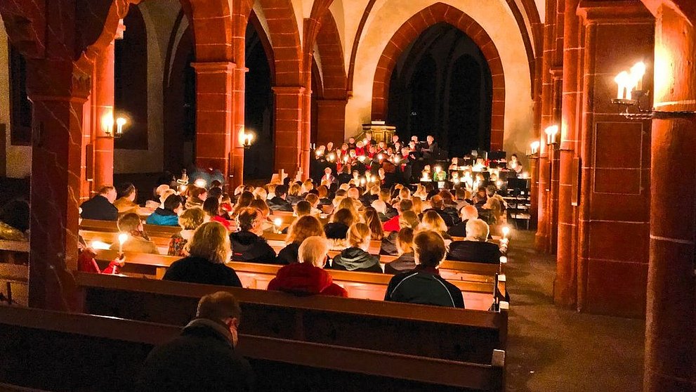 Sängerinnen und Sänger in Kirche und Altarraum.