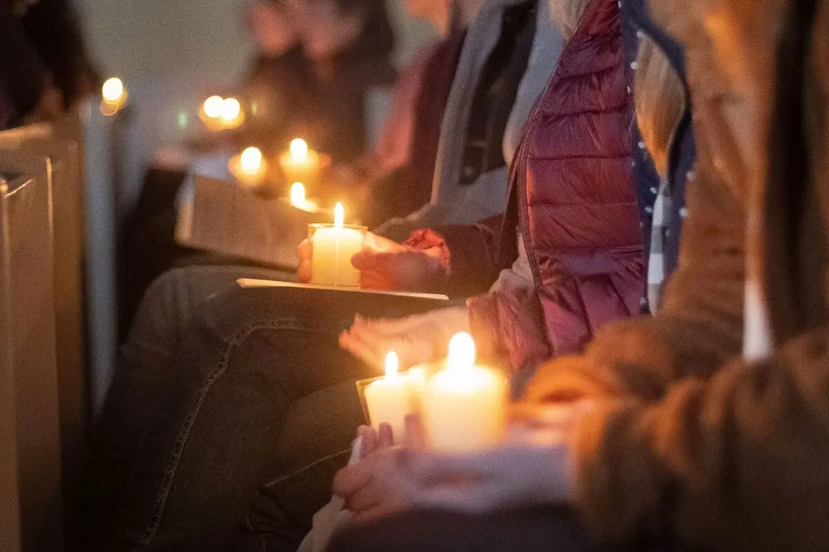 betende Menschen mit Osterkerzen