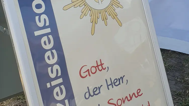 Ein Hinweisschild weist auf die Polizeiseelsorge hin