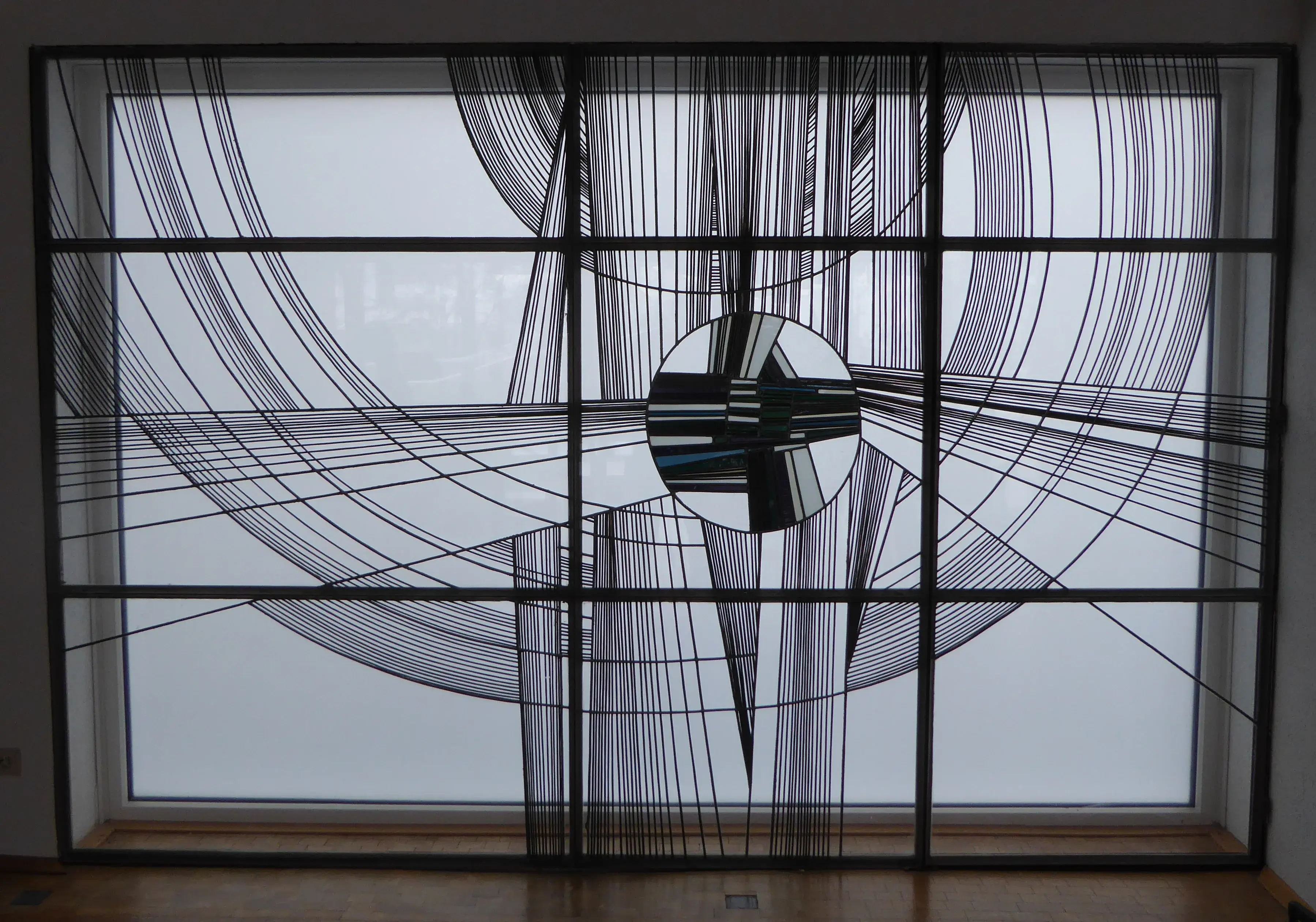 Gestaltetes Glasfenster mit einem Kreuz und geschwungenen Linien von Bernd Rosenheim