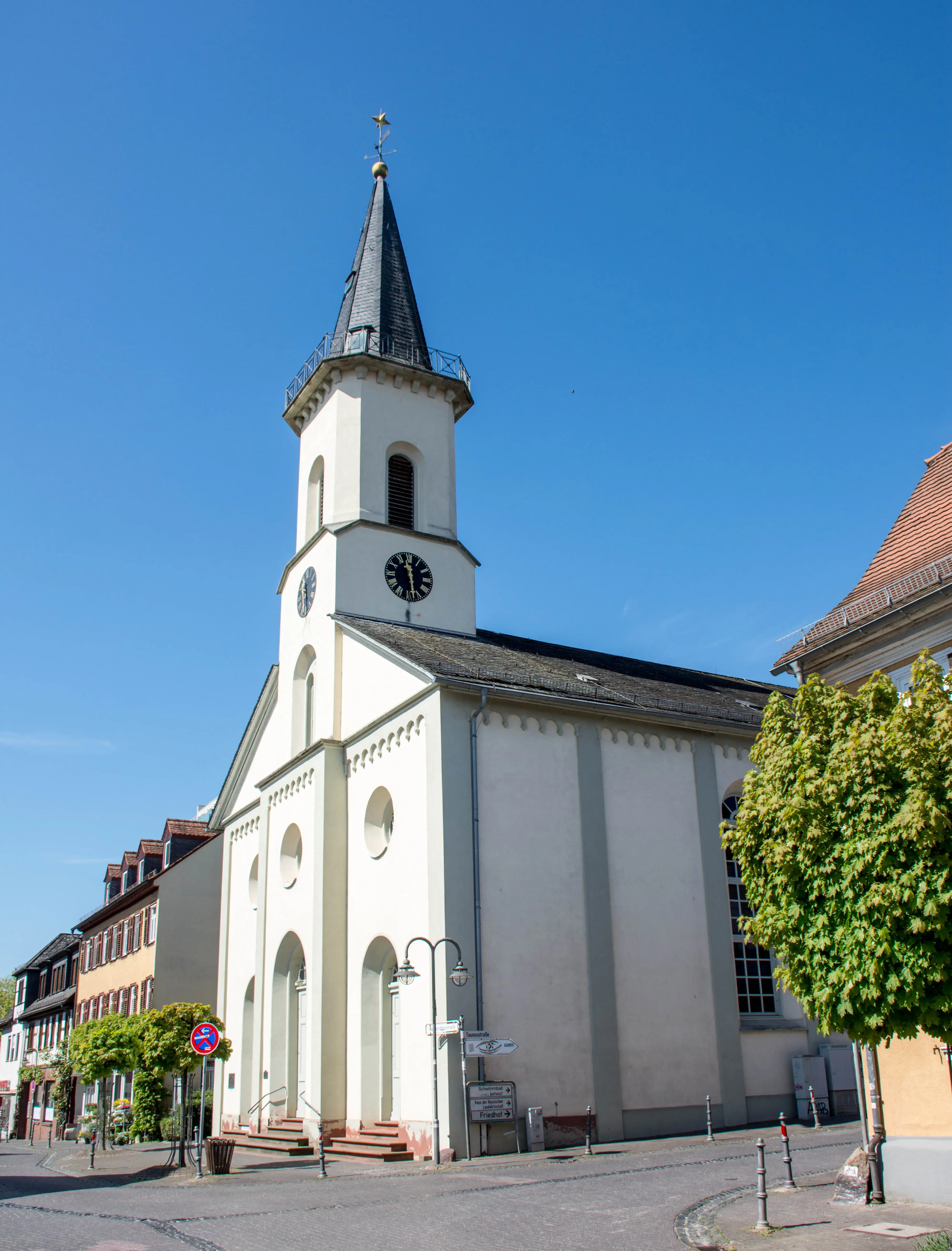 Außenansicht der Hugenottenkirche Friedrichsdorf