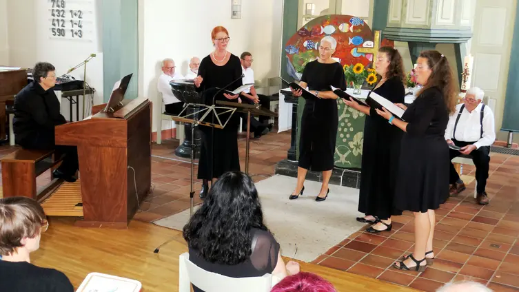 v.l.n.r.: Gerlinde Fricke (Orgel), Marion E. Bücher-Herbst, Simone Senßfelder-Büttern, Anne Schneider und Lisa Köhler (Terzett aus: Elias)