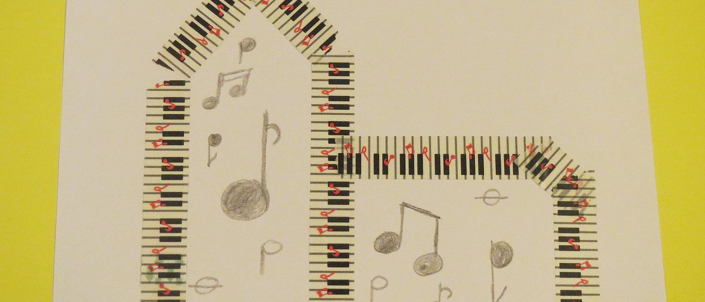 die Collage ist auf weißem HIntergrund, dahinter ein gelber Hintergrund