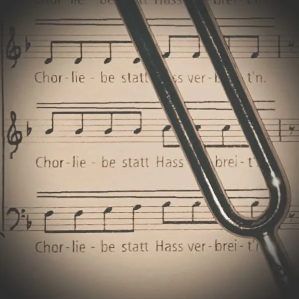 Notenblatt und Stimmgabel