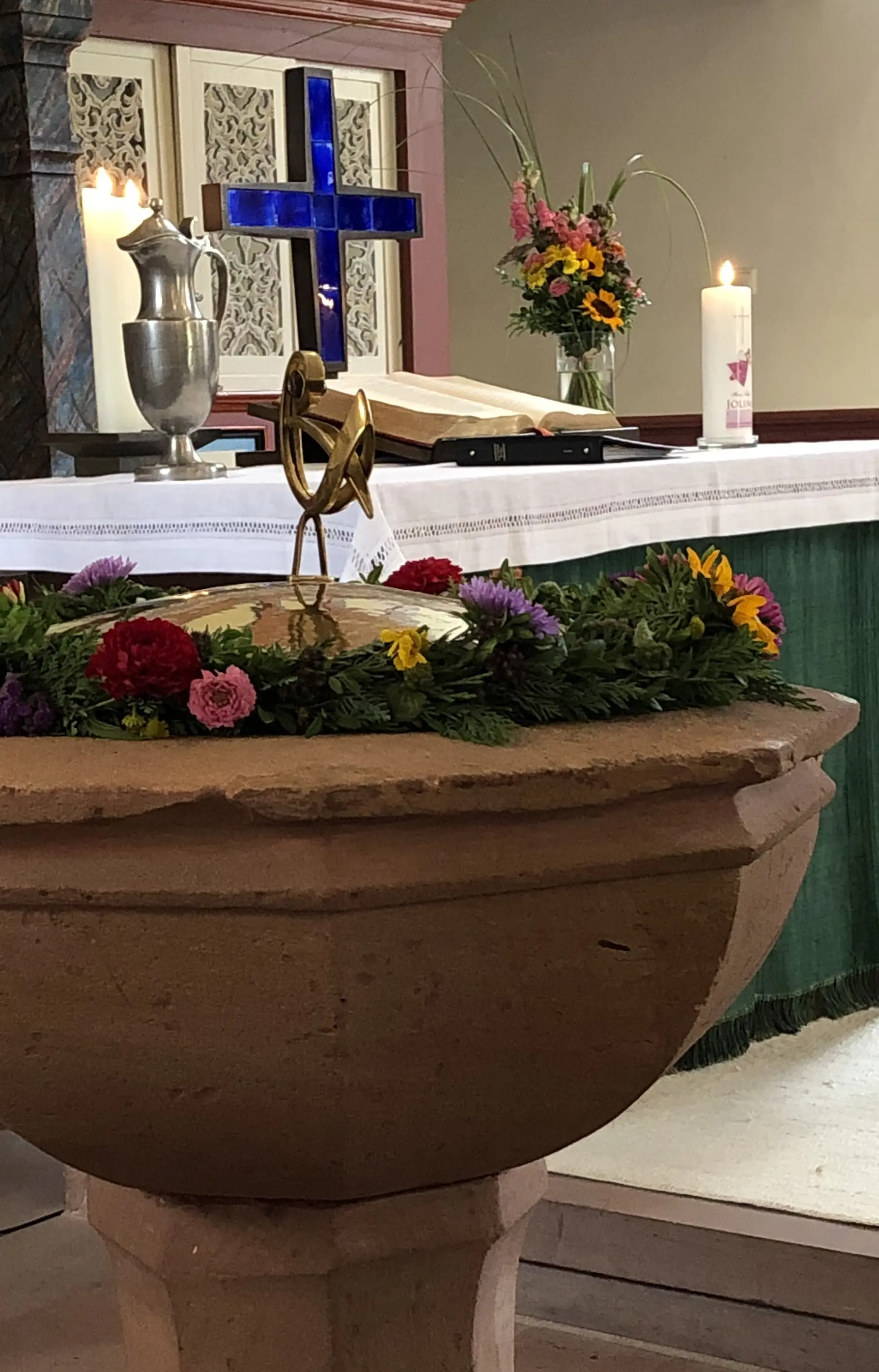 Altar & Taufbecken Evangelische Kirche Modau