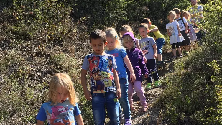 Das Foto zeigt einige KiTakinder auf einem recht steilen Pfad.