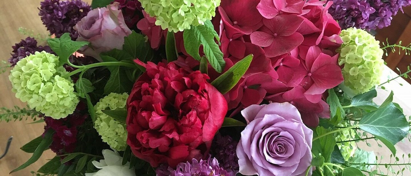 Bunter Blumenstrauß mit Rosen, Hortensien, Ranunkeln