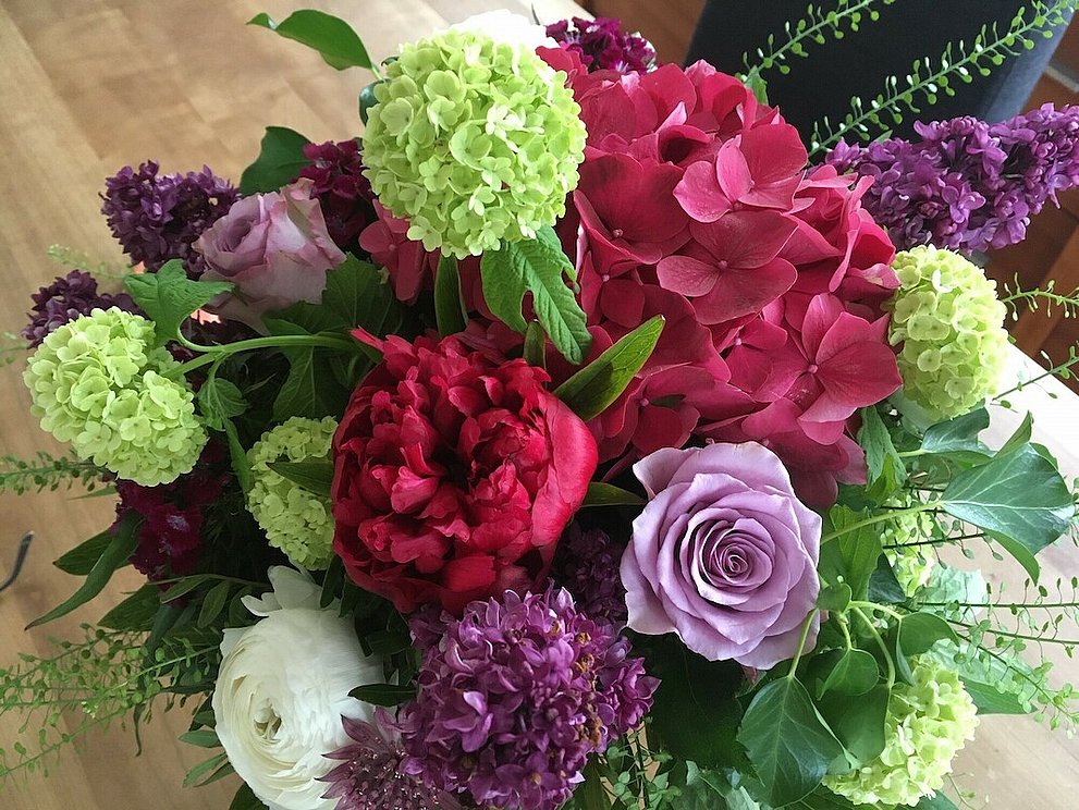 Bunter Blumenstrauß mit Rosen, Hortensien, Ranunkeln