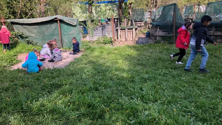 KiTa-Kinder erkunden den neuen KiTa-Garten.
