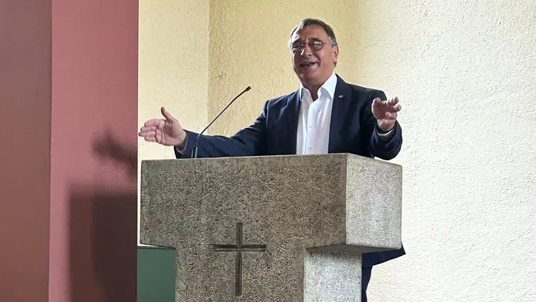 Volker Jung redet auf der Kanzel im Anzug ohne Krawatte