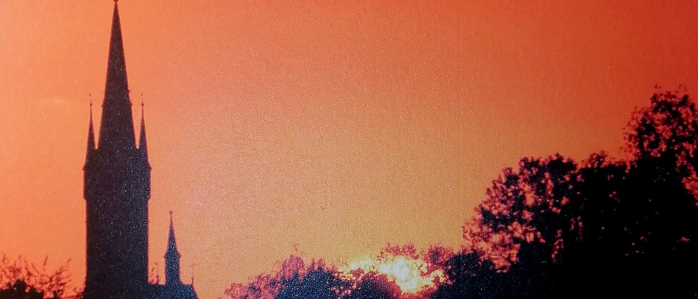 Dietrich-Bonhoeffer-Kirche im Sonnenuntergang