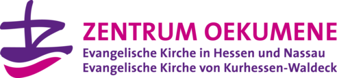 Das Logo zeigt links ein stilisiertes violettes Kreuz mit pinkfarbener Welle darunter. Zusammen ergibt sich das Bild eines stilisierten Schiffes mit kreuzförmigem Mast auf dem Wasser. Rechts daneben steht in Großbuchstaben „ZENTRUM OEKUMENE“ in Pink, darunter in zwei Zeilen in Violett die Namen der beiden evangelischen Kirchen.