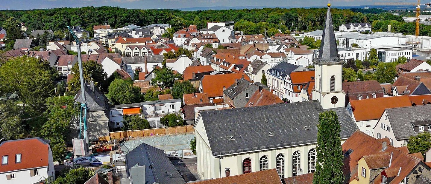 Blick auf Friedrichsdorf und die Hugenottenkirche vom Dach eines Hochhauses aus.