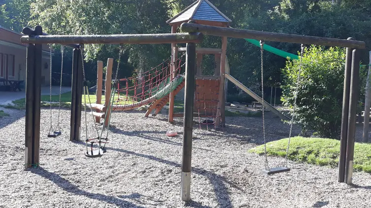 Kletterturm mit Schaukeln und Rutsche, Nahansicht