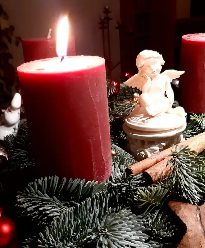 Die erste Kerze am Adventskranz brennt