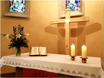 Osterkreuz am Altar