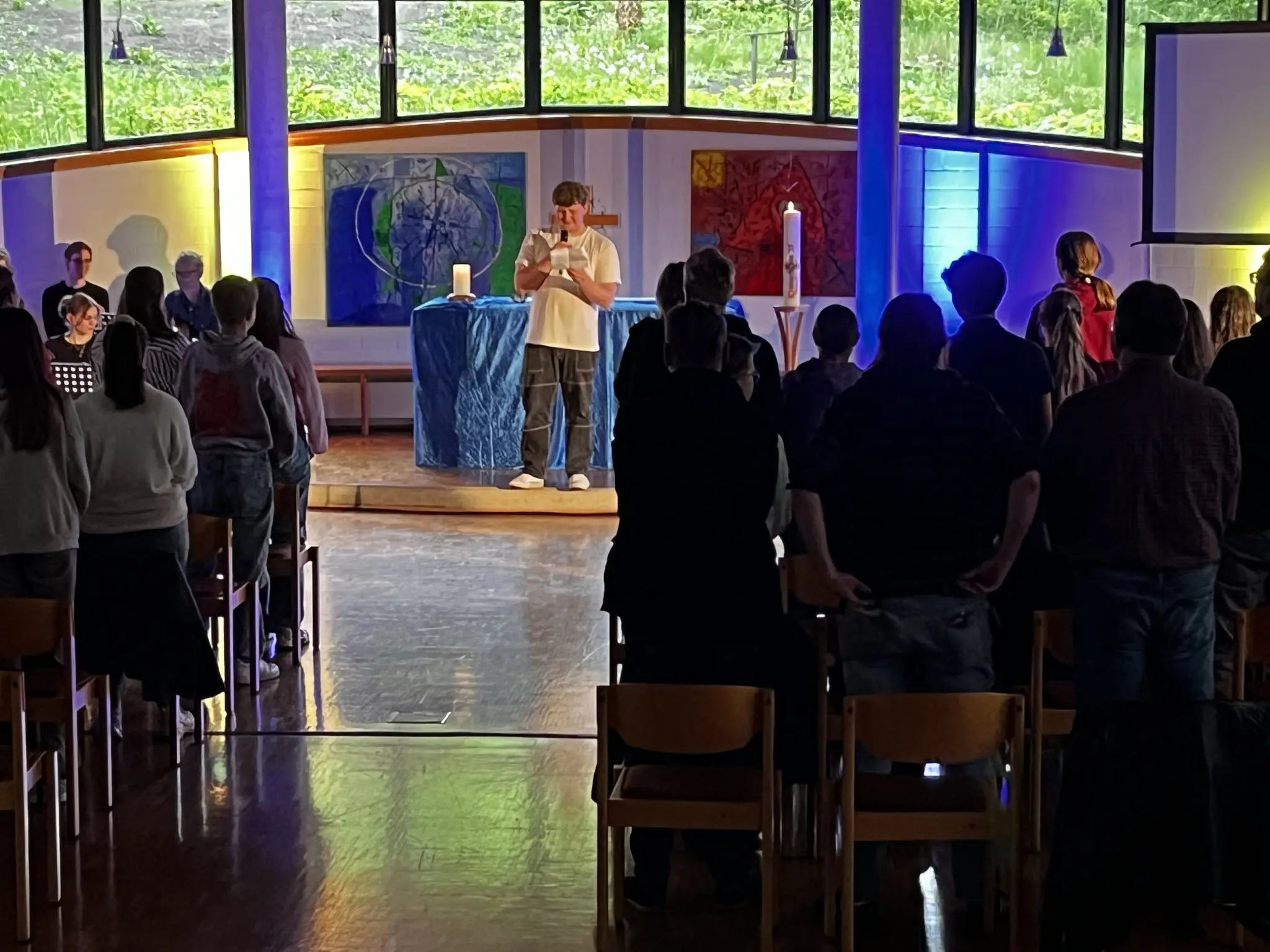 Jugendliche feiern einen Gottesdienst im Ev. Gemeindezentrum